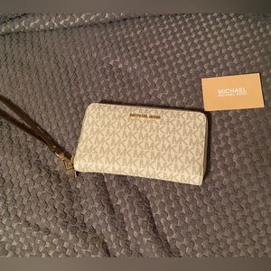 Michael Korz Vanilla wristlet wallet